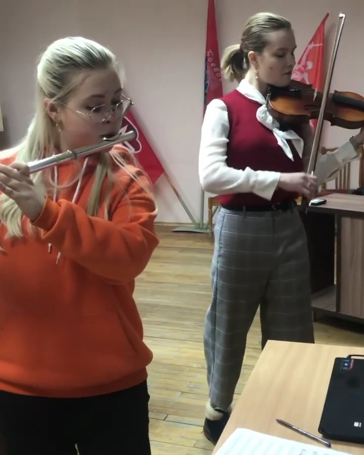 Кадр из видео: Репетиция музыкального ансамбля: флейта и скрипка